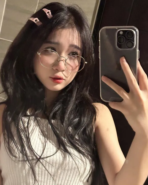 Ảnh gái xinh cute có một người phụ nữ đang chụp tự sướng trong gương