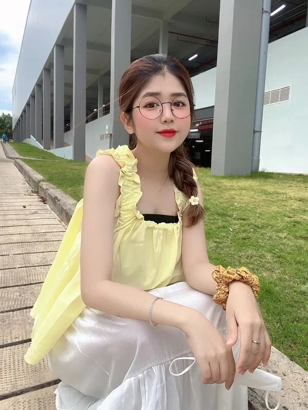 Ảnh gái xinh cute có một người phụ nữ đang ngồi trên mặt đất đeo kính