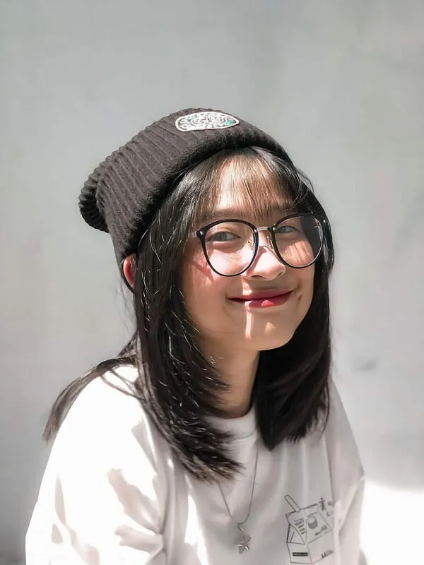 Ảnh gái xinh cute có một người phụ nữ đội mũ và kính chụp