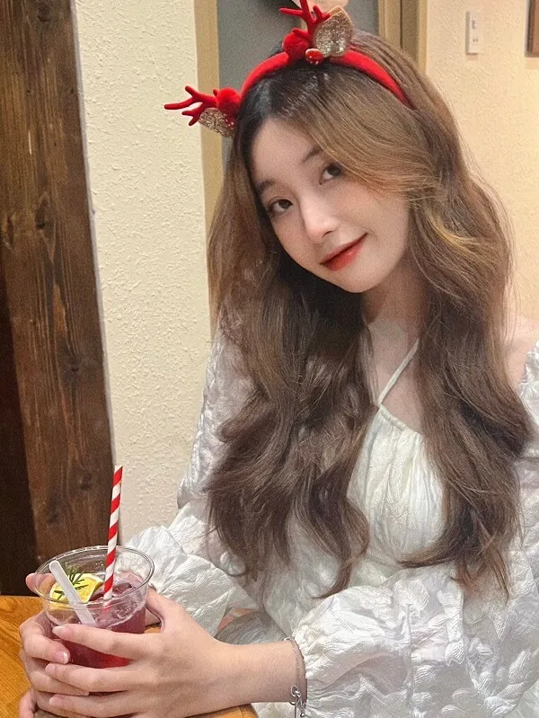 Ảnh gái xinh cute dễ thương có một người phụ nữ đang ngồi bàn với đồ uống