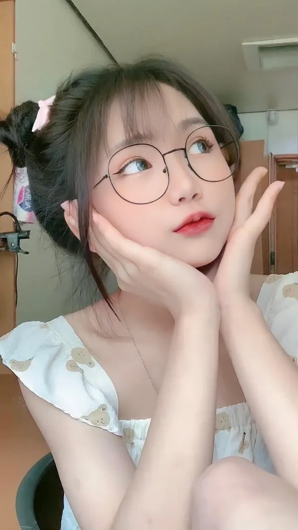 Ảnh gái xinh cute dễ thương có một người phụ nữ đang ngồi xuống với tay trên mặt
