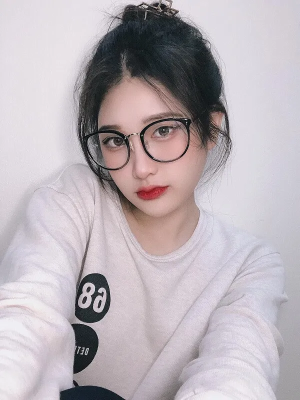 Ảnh gái xinh cute dễ thương đây là hình của một người phụ nữ có kính tạo dáng cho bức tranh