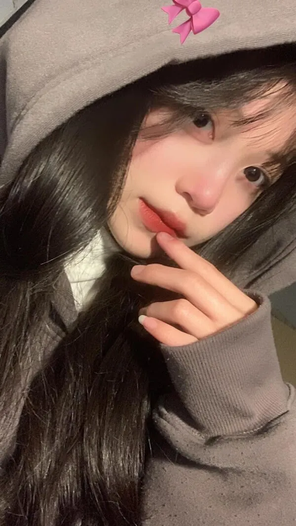 Cute ảnh gái đẹp có một người phụ nữ mái tóc đen dài mặc áo hoodie màu xám