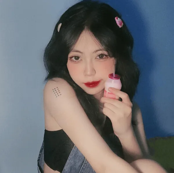 Ảnh gái xinh cute có một người phụ nữ đang cầm vật màu hồng trong tay