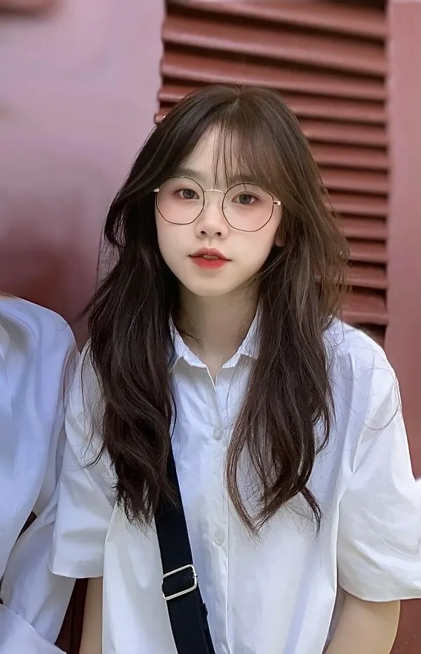 Hình ảnh gái xinh cute có một người phụ nữ kính đứng cạnh đàn ông mặc áo sơ mi trắng và cà vạt