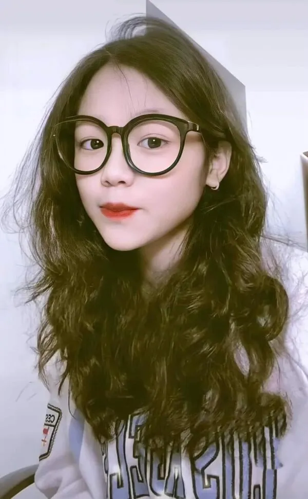 Hình ảnh gái xinh cute có một phụ nữ trẻ với kính ngồi trên ghế