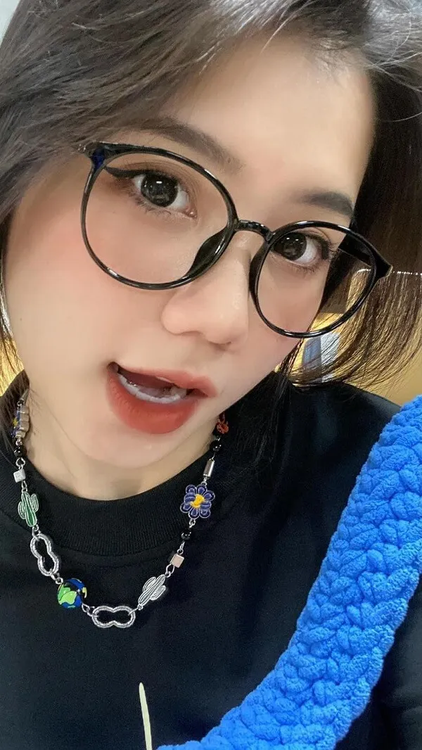 Ảnh gái xinh tóc dài đeo kính che mặt có một người phụ nữ và vòng cổ móc màu xanh
