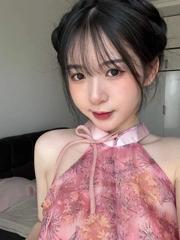 Hình ảnh gái xinh cute việt nam có một người phụ nữ đang tạo dáng cho bức tranh trong chiếc váy màu hồng
