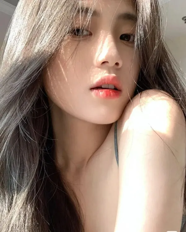 Hình ảnh gái xinh việt nam có một người phụ nữ mái tóc nâu dài tạo dáng cho bức tranh