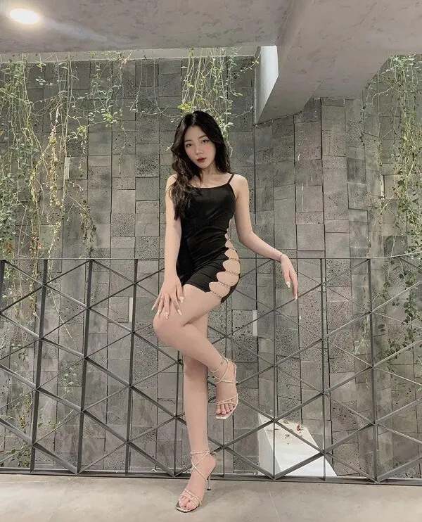 Hình ảnh gái xinh cute việt nam có một người phụ nữ mặc chiếc váy đen tạo dáng cho bức tranh