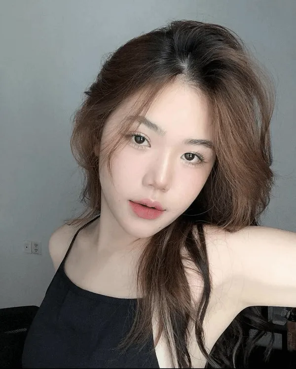 Ảnh gái xinh việt nam mặc bikini có một người phụ nữ mái tóc nâu dài tạo dáng cho bức tranh