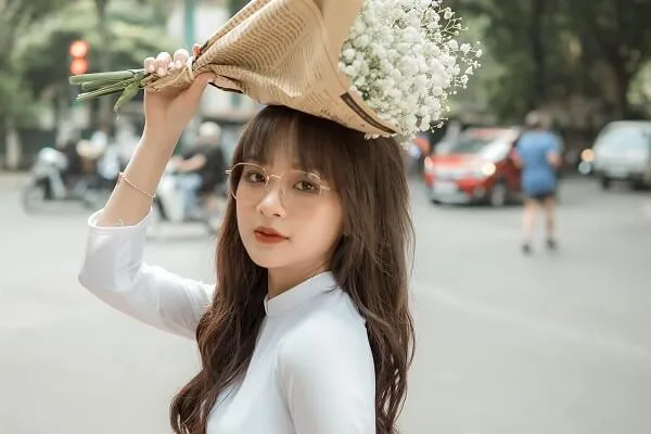 Ảnh gấm kami sexy có một người phụ nữ đội mũ với hoa trên đầu