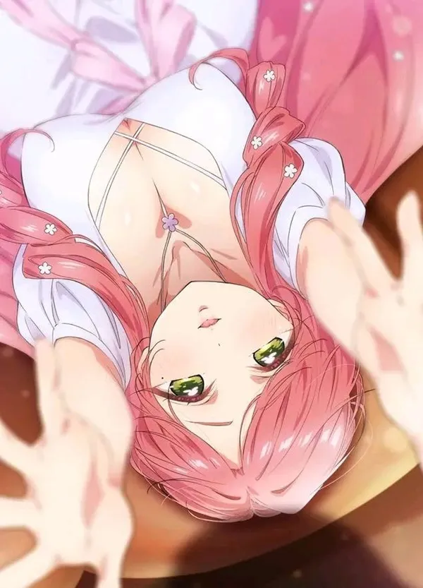 Ảnh anime hanazono hahari có một người phụ nữ mái tóc màu hồng nằm trên bàn