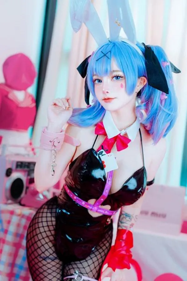 Ảnh hatsune miku cosplay cô gái có mái tóc xanh và tai thỏ tạo dáng trong phòng