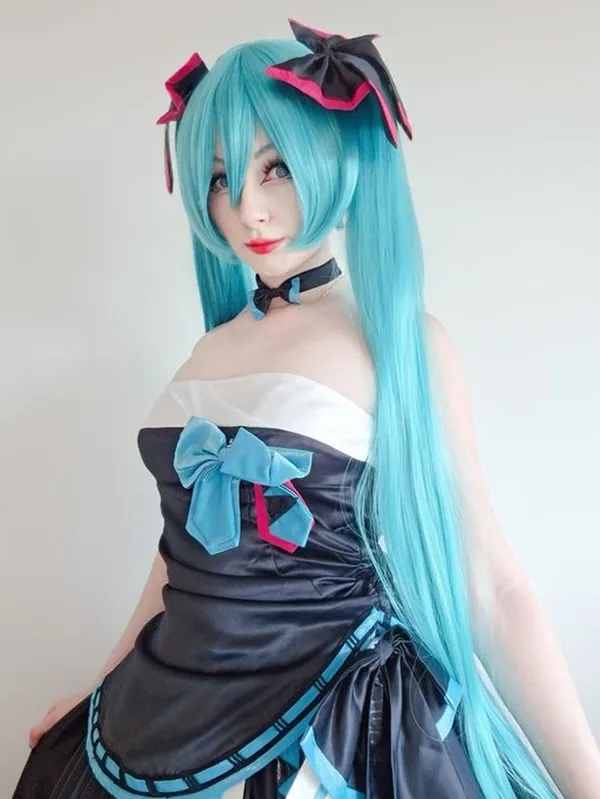 Ảnh hatsune miku cosplay đây là một người phụ nữ có mái tóc dài màu xanh mặc váy đen và trắng