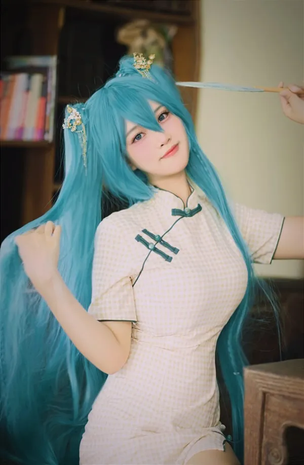 Ảnh hatsune miku cosplay người phụ nữ có mái tóc xanh mặc váy trắng và cầm cây đũa phép