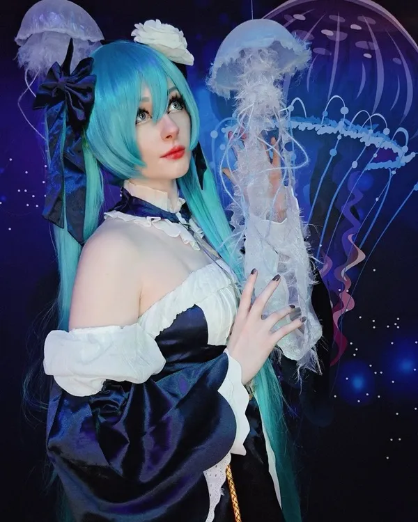 Ảnh hatsune miku hiếm cô gái tóc vàng và màu xanh trong trang phục cầm một con sứa
