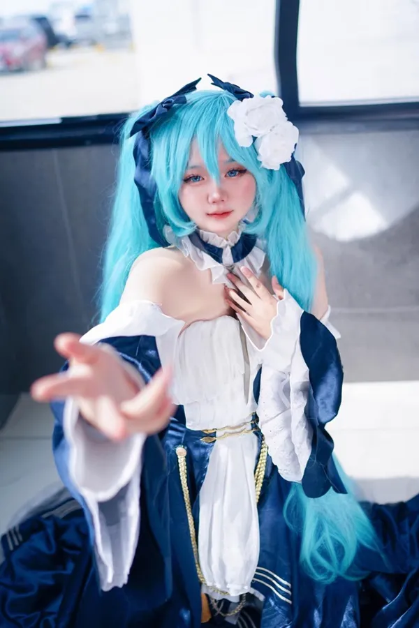 Ảnh hatsune miku hiếm có một người phụ nữ mái tóc xanh ngồi trên sàn nhà