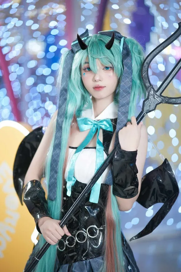 Ảnh sex hatsune miku có một người phụ nữ mặc trang phục và cầm cái chĩa