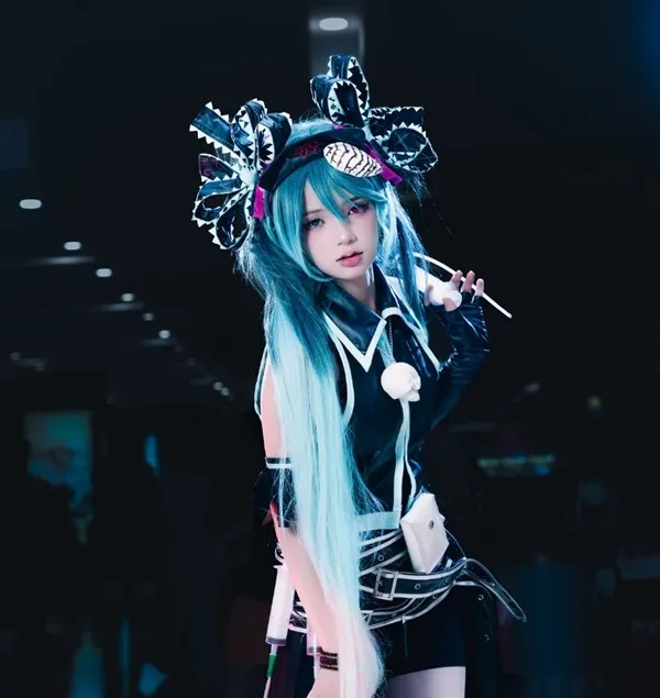 Ảnh hatsune miku cosplay có một người phụ nữ mái tóc dài màu xanh mặc trang phục đen và trắng