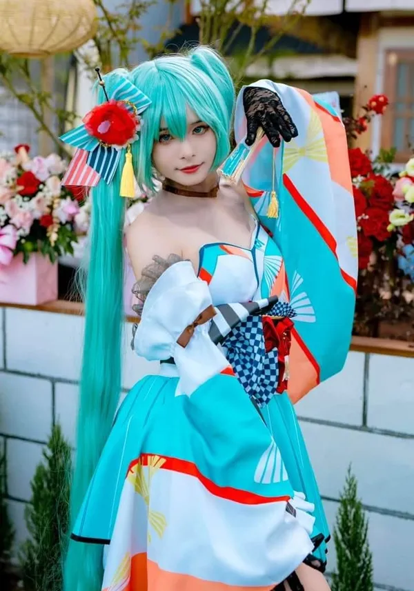 Ảnh hatsune miku cosplay người phụ nữ có màu sắc rực rỡ với mái tóc dài xanh lá cây và bộ giả