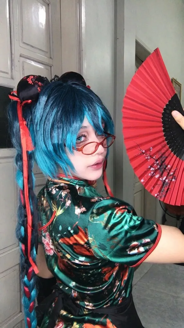 Ảnh sex hatsune miku người phụ nữ có mái tóc xanh cầm quạt màu đỏ và