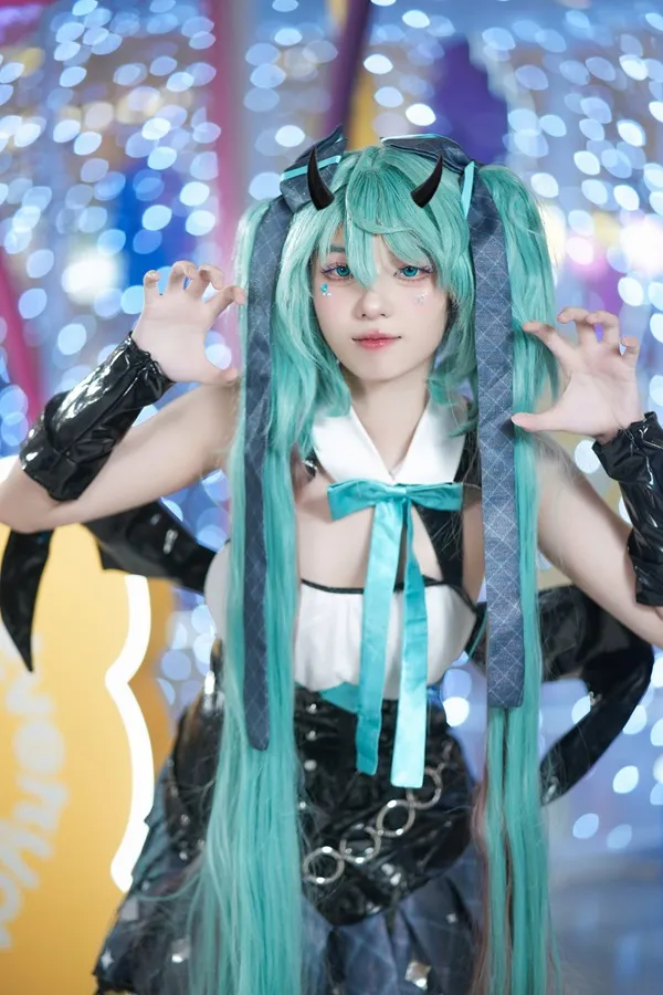 Hình ảnh hatsune miku đẹp nhất cô gái có mái tóc xanh và trang phục màu đen tạo dáng trước đèn giáng sinh