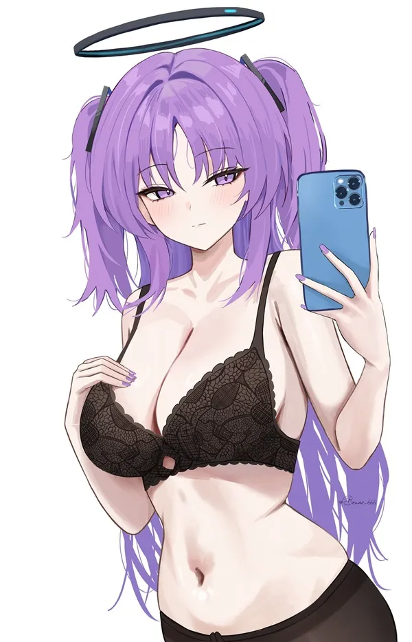Ảnh hayase yuuka hentai có một người phụ nữ mái tóc màu tím cầm điện thoại di động