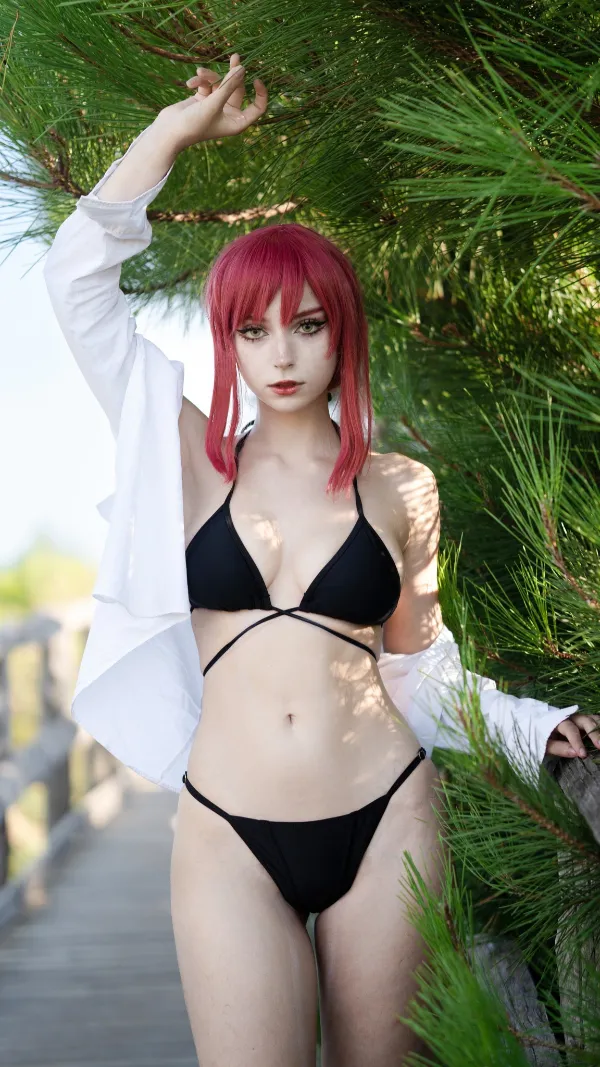 Ảnh makima hentai có một người phụ nữ mặc bikini chụp