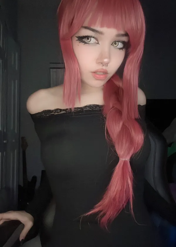 Ảnh hentai makima có một người phụ nữ mái tóc dài màu hồng tạo dáng cho bức tranh
