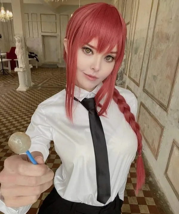 Ảnh hentai makima người phụ nữ cười với mái tóc đỏ trong áo sơ mi trắng và cà vạt đen cầm bàn chải đánh răng