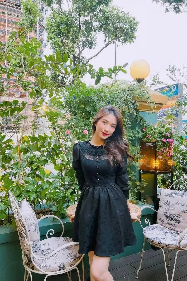 Ảnh hoà minzy có một người phụ nữ đang đứng trước số ghế