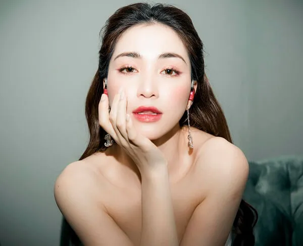 Hòa minzy sexy người phụ nữ đang tạo dáng chụp ảnh