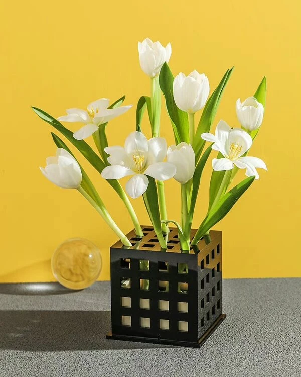 một chiếc bình với những bông hoa trắng trong đó ảnh hoa tulip