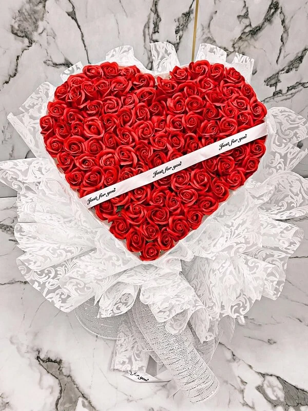 Hoa hồng đỏ trong hộp hình trái tim ảnh hoa valentine