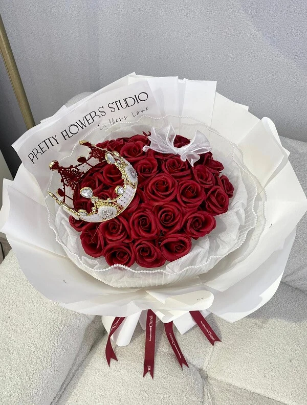 một bó hoa hồng có một chiếc nhẫn trên đầu ảnh hoa valentine