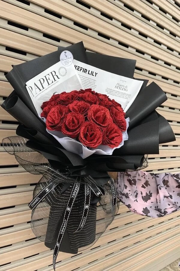 Một bó hoa hồng đỏ trên băng ghế ảnh hoa valentine