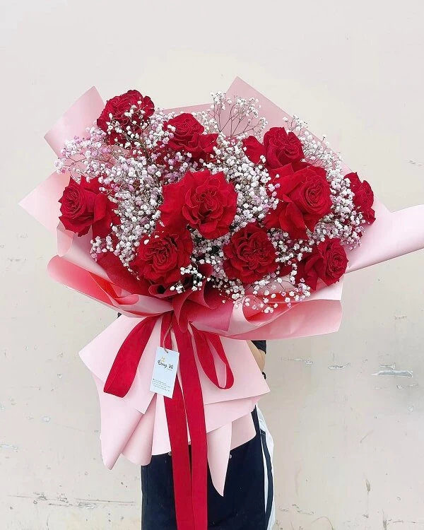 một bó hoa hồng đỏ trong bình ảnh hoa valentine