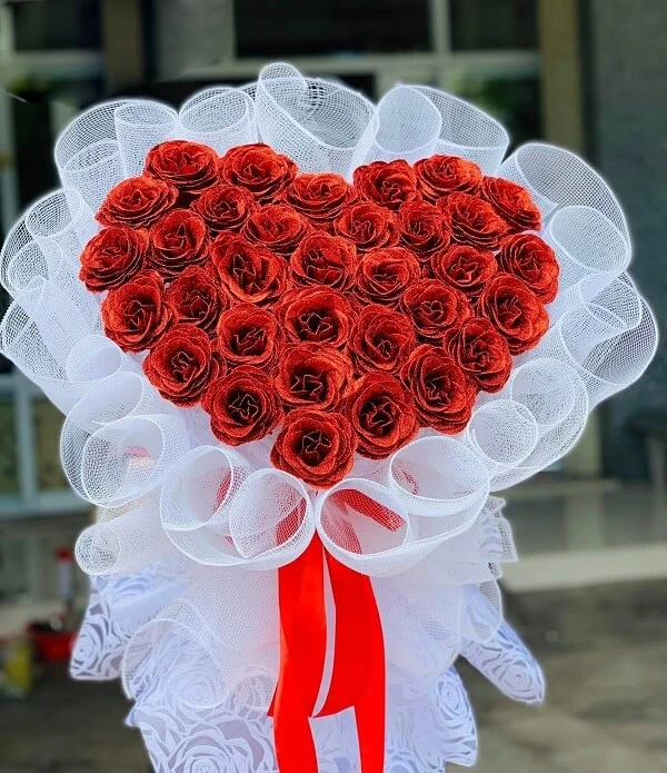 Một bó hoa hồng đỏ trong hình trái tim ảnh hoa valentine