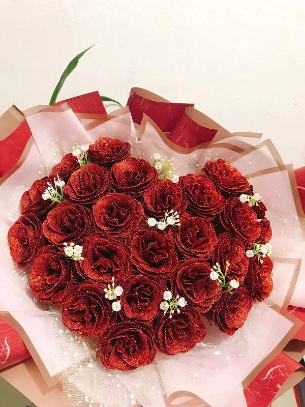 Một bó hoa hồng đỏ trong hộp giấy ảnh hoa valentine
