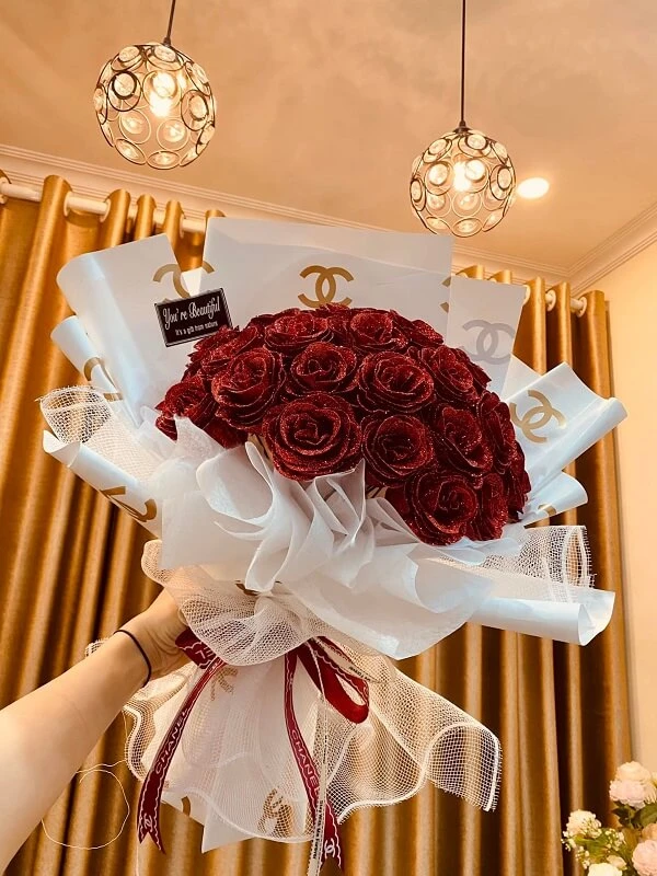 Một bó hoa hồng được tổ chức trong một căn phòng ảnh hoa valentine