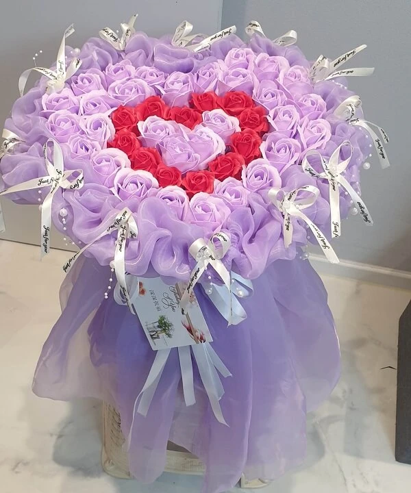một bó hoa hồng trong bình thủy tinh ảnh hoa valentine
