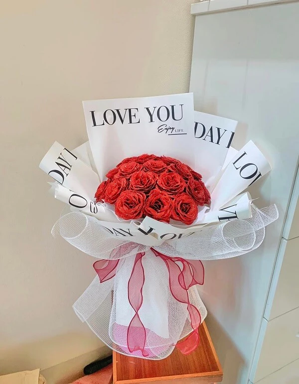 Một bó hoa hồng trong một hộp gỗ ảnh hoa valentine
