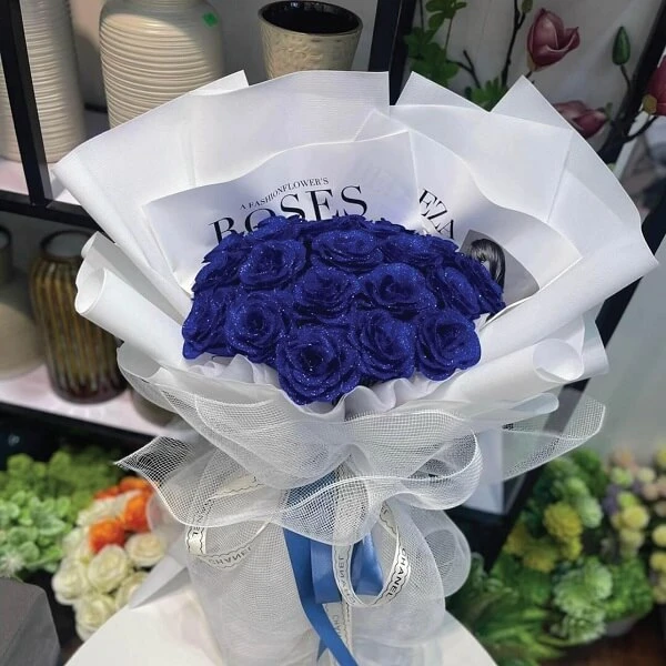 Một bó hoa hồng xanh trong hộp màu trắng ảnh hoa valentine
