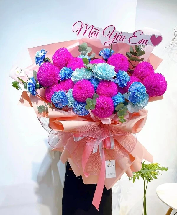 Một bó hoa màu hồng và xanh trong bình ảnh hoa valentine