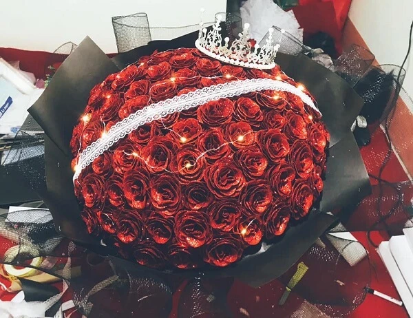 một bó hoa với hoa hồng và vương miện trên đỉnh ảnh hoa valentine