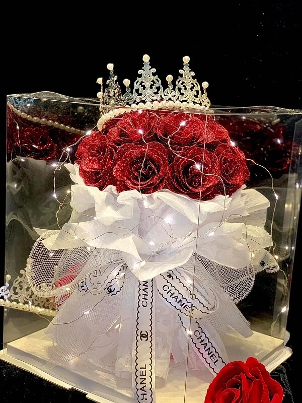 Một bông hồng đỏ trong một hộp rõ ràng với TIA ảnh hoa valentine