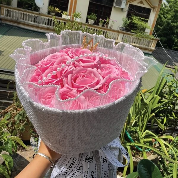 Một người cầm một bó hoa hồng ảnh hoa valentine