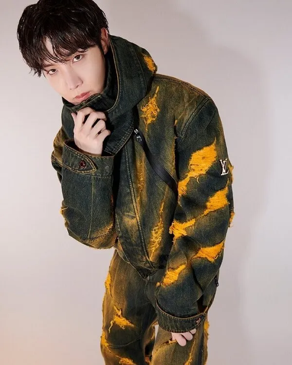 Ảnh dìm j-hope đây là hình của một người đàn ông mặc áo khoác nhuộm cà vạt