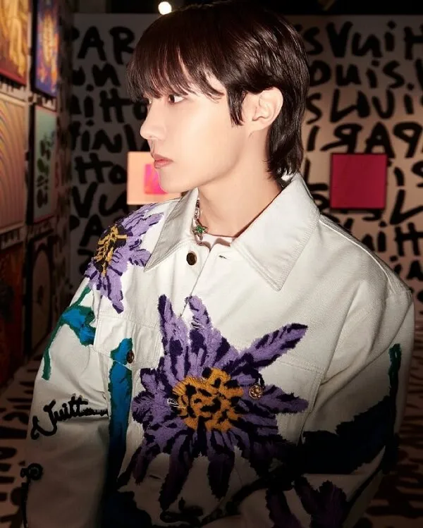 Ảnh j-hope bts có một người đàn ông mặc chiếc áo sơ mi trắng với những bông hoa màu tím trên đó